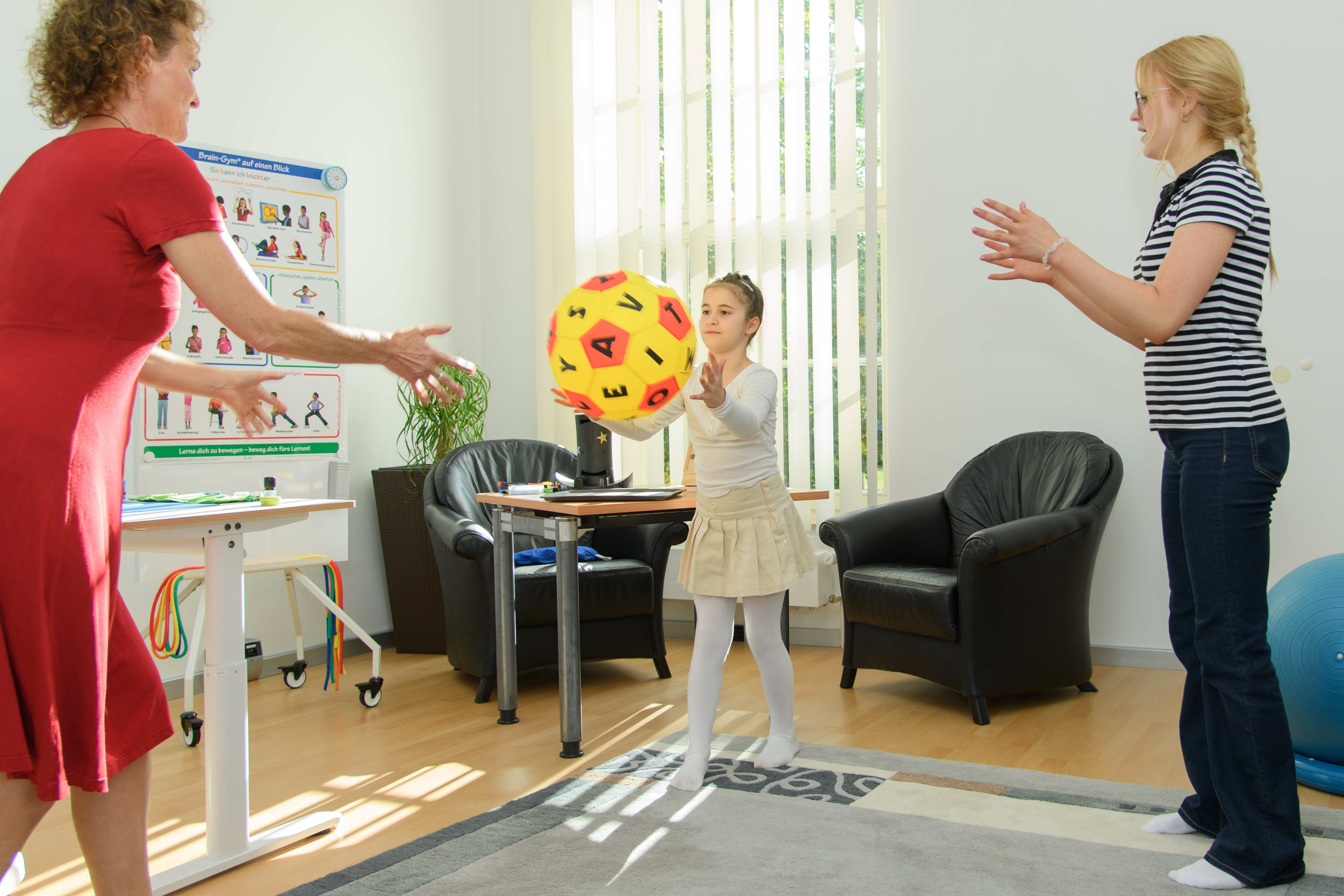 Bewegungsübung mit Buchstabenball